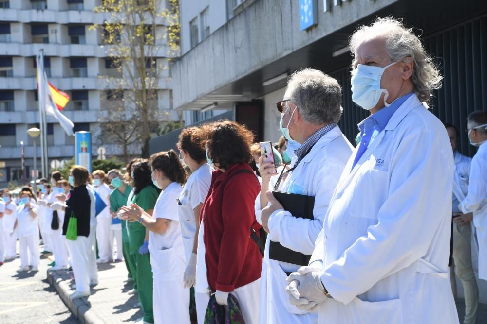 Aplauso de las fuerzas de seguridad al personal del Hospital de A Coruña