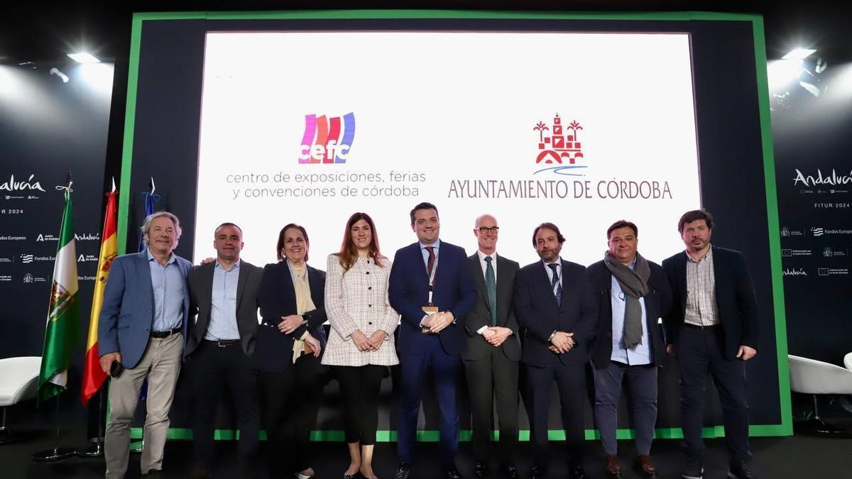 El alcalde de Córdoba, en el centro, junto a la presidenta del Imeec, el concejal delegado de Turismo y los representantes de las empresas de congresos con los que el Ayuntamiento a firmado tres acuerdos.