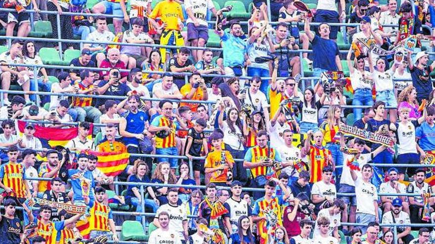 Aficionados del Valencia CF, ayer, en la grada del Benito Villamarín.  | EFE