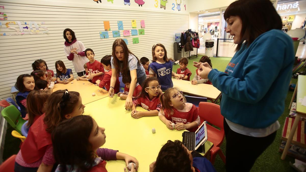 Monitoras entreteniendo a un grupo de niños.