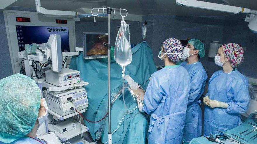 Una operación en el quirófano híbrido de Povisa. // Cristina Graña