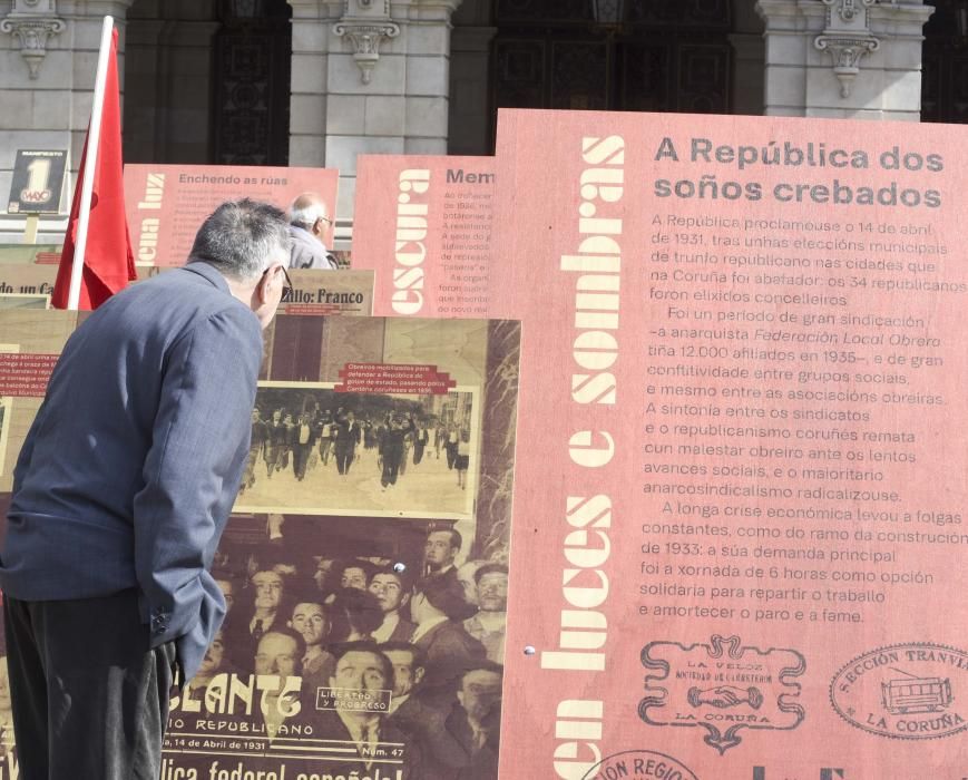 A praza de María Pita conta cunha exposición ao aire libre que recolle máis de cen anos de movemento obreiro na cidade, con lembranzas para as cigarreiras e os 'paseados'.