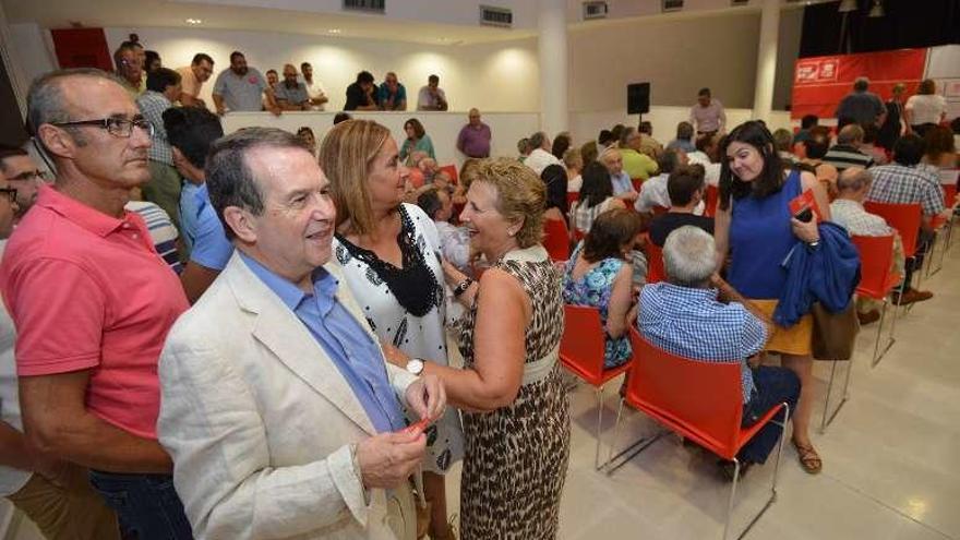 Abel Caballero, en primer término, y Carmela Silva, detrás, en la reunión de la ejecutiva del PSdeG pontevedrés, ayer. // Gustavo Santos