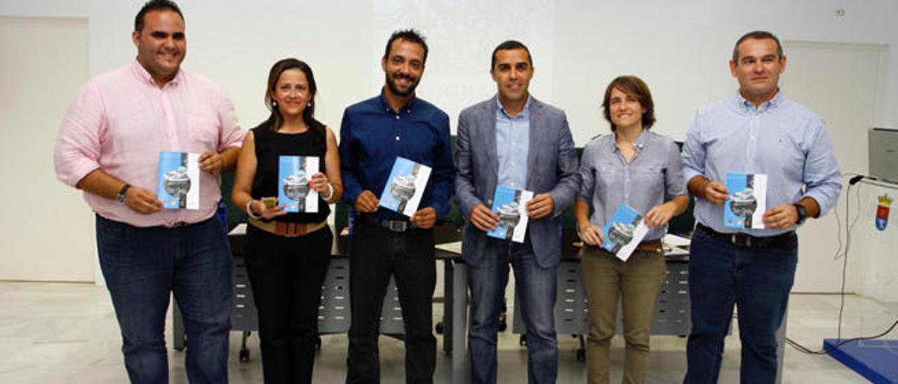 Los concejales Martín, Mesa, Rodríguez, Montelongo (alcalde), De Anta y Lemes con los programas de la edición general de San Ginés