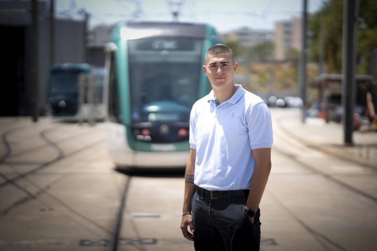 El conductor, delante de uno de los tranvías, en las cocheras de Sant Adrià.