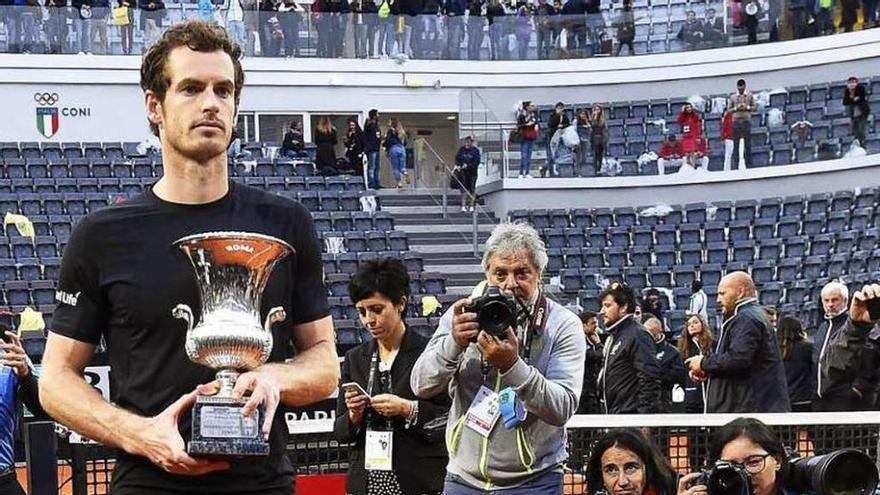 Murray, con el trofeo de campeón de Roma. // Efe