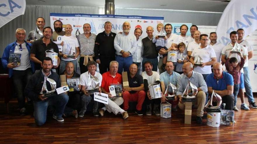 Foto de familia de todos los premiados en el XI Trofeo Vila de Bouzas-Navionics, ayer en el Liceo Marítimo.
