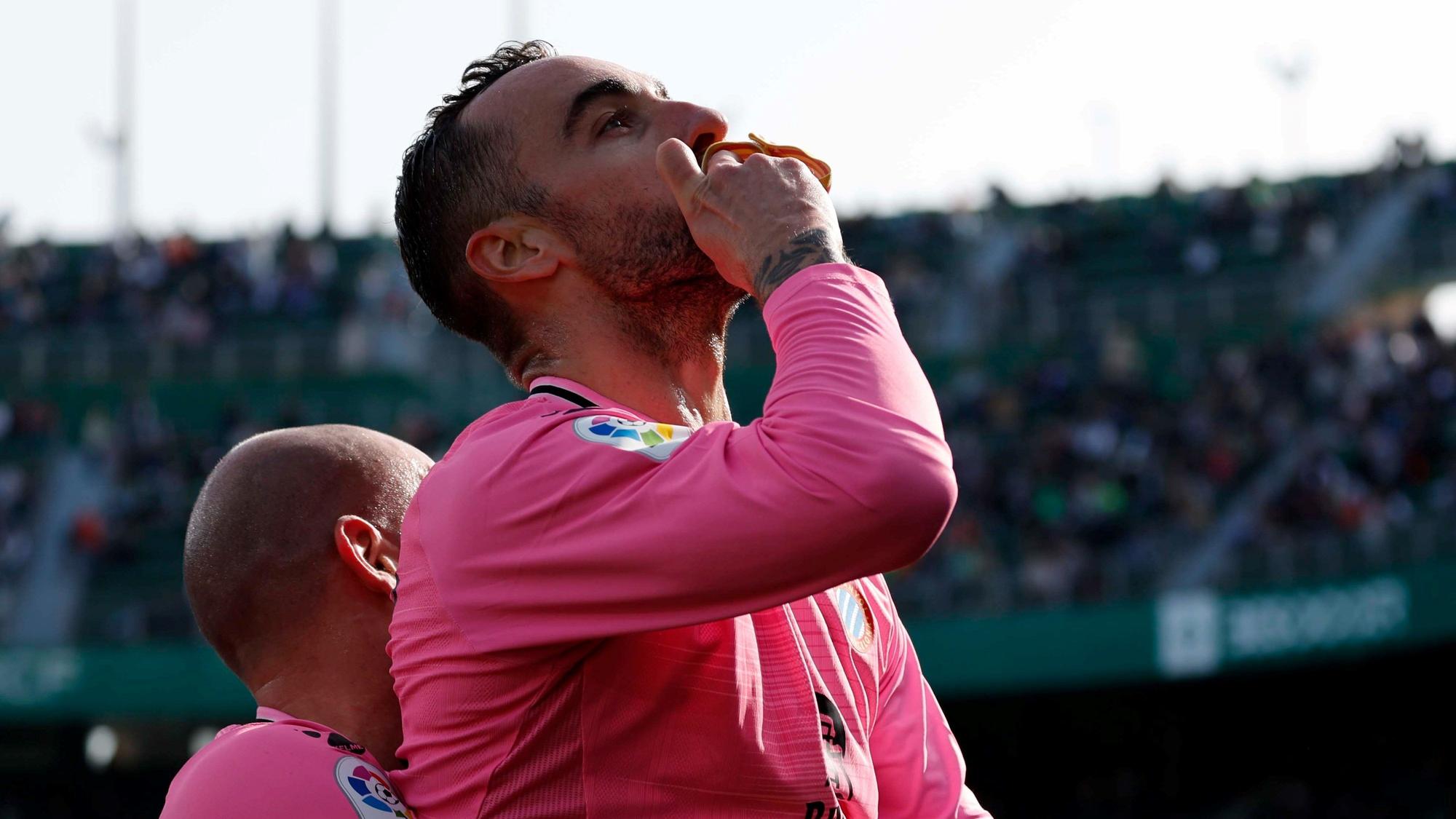 Darder, felicitado por Aleix Vidal, celebra su gol ante el Elche.