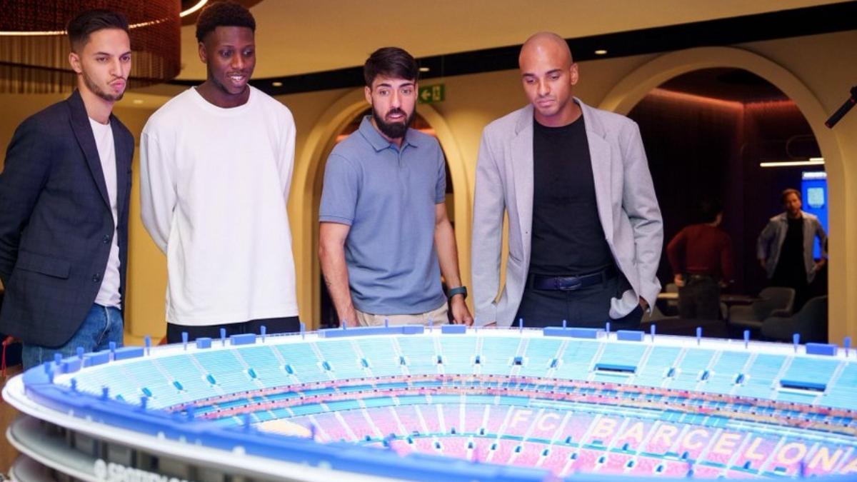 Khalid, Touré, Martel y Fits, frente a la maqueta del nuevo Camo Nou