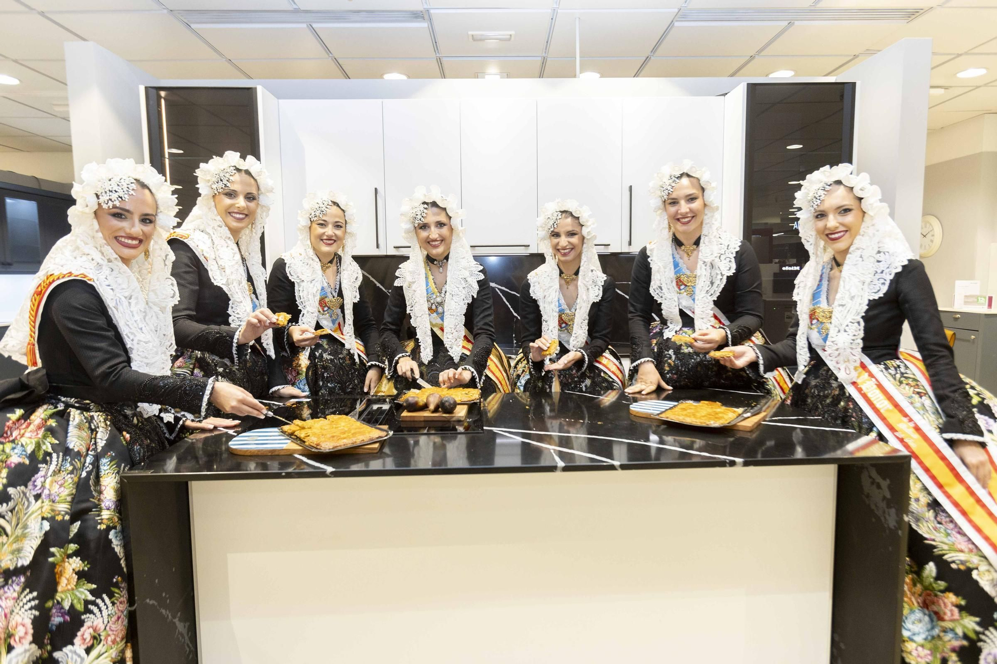 La Bellea del Foc y sus damas de honor cocinan la Fiesta a fuego lento