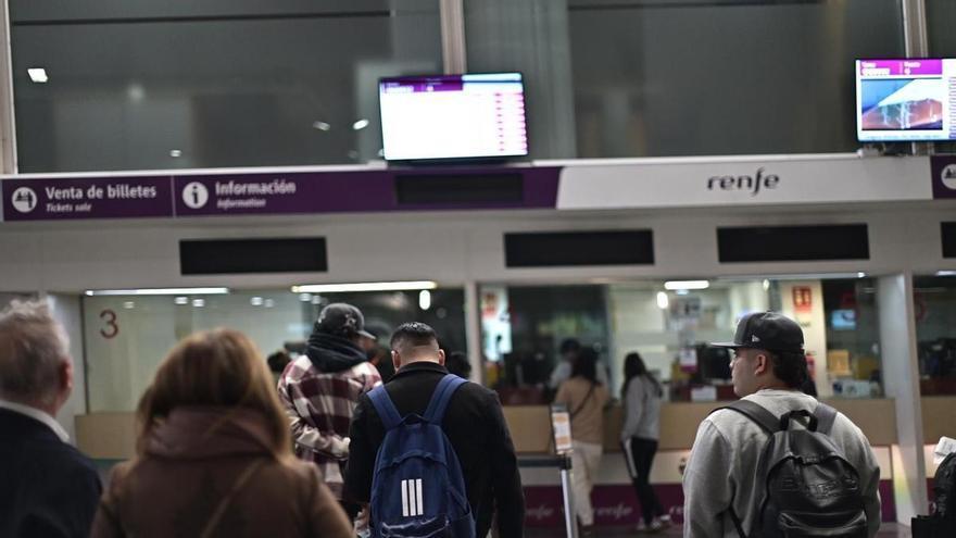 VÍDEO | Una viajera afectada en Delicias: "Hemos cancelado el viaje e iremos en coche a Sevilla"