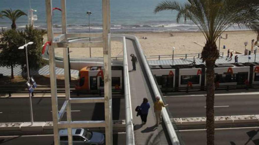 La estructura que contendrá el ascensor acristalado ya está instalada junto a la pasarela.