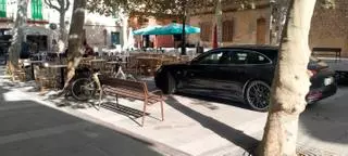 Desmadre en la plaza de Bunyola: bicicletas, motos y hasta coches aparcan encina