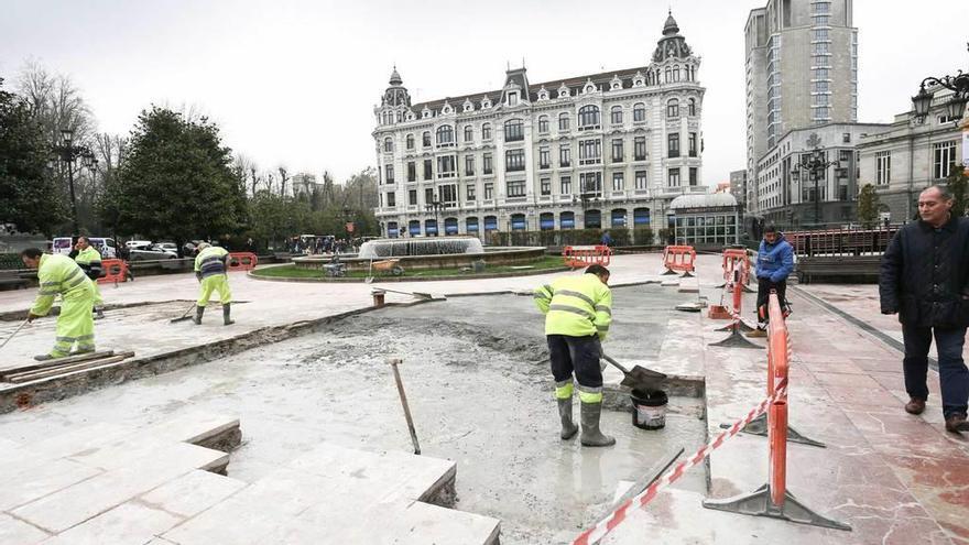 Trabajos de reparación de baldosas, ayer, en la plaza de la Escandalera.