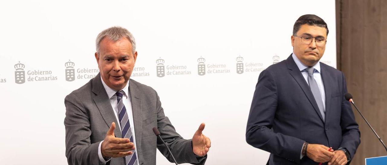 Sebastián Franquis y Miguel Ángel Pérez del Pino, tras la reunión entre el Gobierno de Canarias y los cabildos.