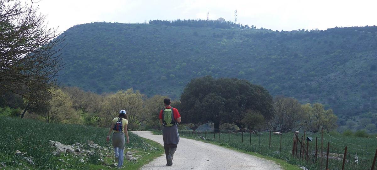 Dos senderistas paseanpor el entorno del Picacho de la Sierra de Cabra.