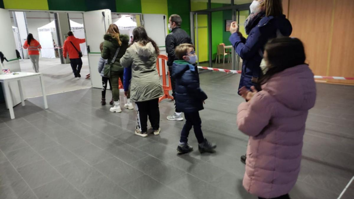 Familias con niños esperando su turno para la vacuna, en el Centro de Negocios de Benavente. | E. P.