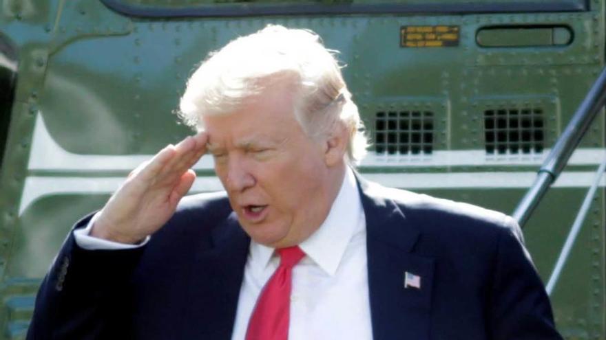 Saludo militar de Trump a su regreso ayer en helicóptero a la Casa Blanca procedente de la conferencia política anual de los conservadores.