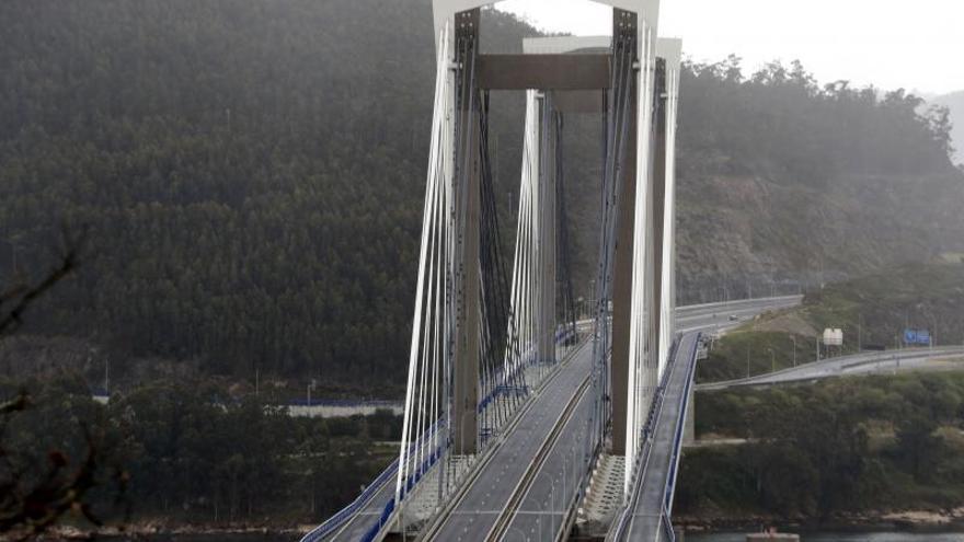 El puente de Rande vacío durante el estado de alarma por la crisis del coronavirus. // José Lores