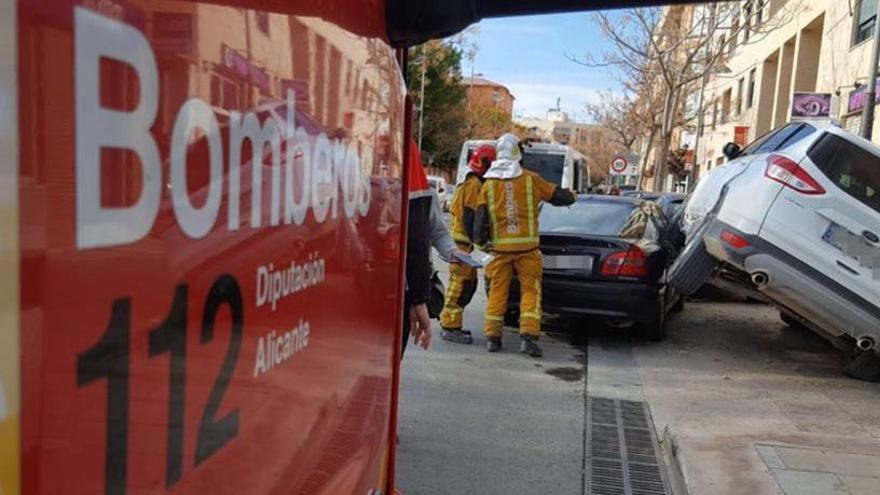 Un vehículo queda atrapado bajo un todoterreno tras una colisión en San Vicente del Raspeig