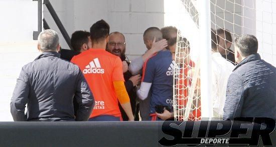 El Valencia CF entrena ante su afición