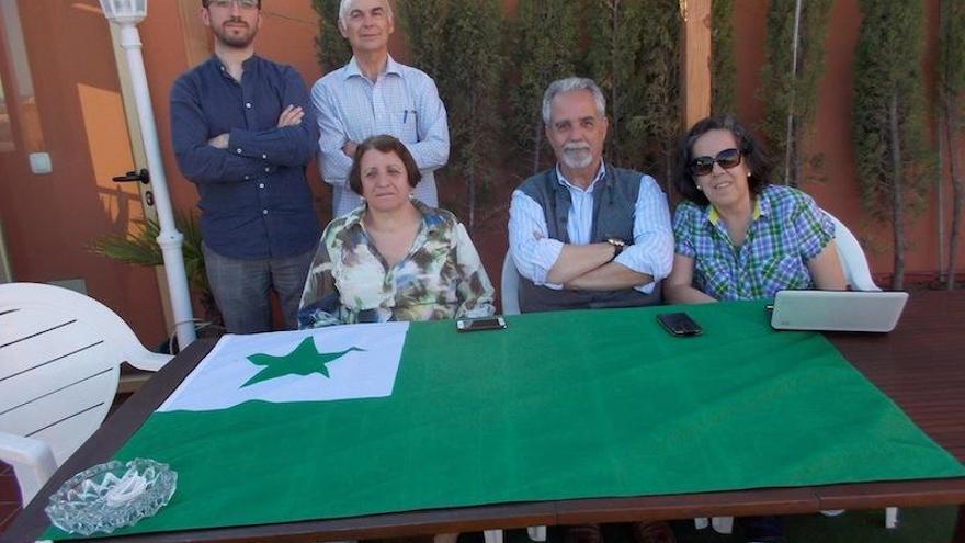 Ángel Arquillos, sentado, con los miembros del comité organizador del doble congreso de Ronda, con la bandera que identifica a los hablantes de Esperanto.