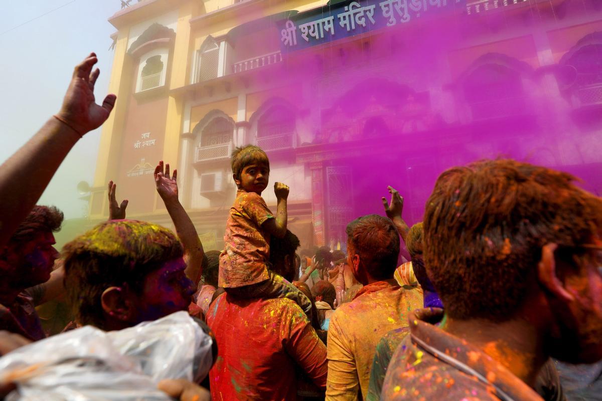 Celebración del Holi, festival de los colores, en Calcuta