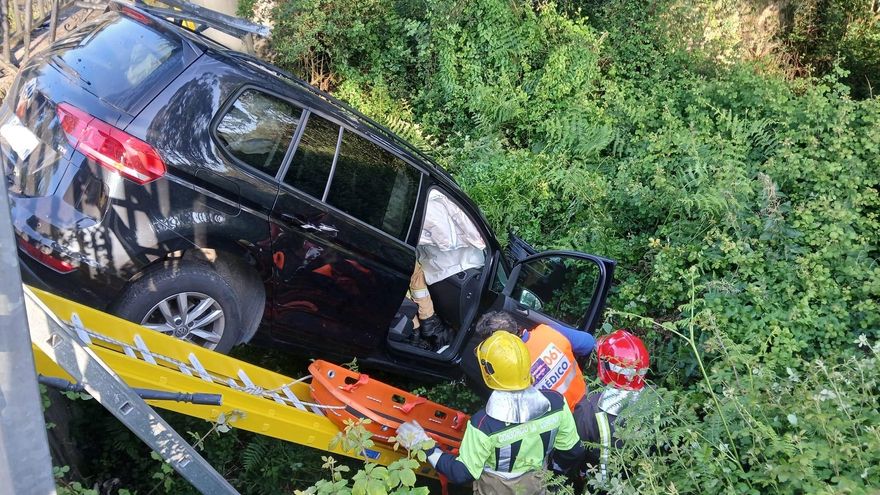 Dos heridos en Morás al chocar dos vehículos y caer uno de ellos por un terraplén