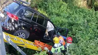 Dos heridos en Morás al chocar dos vehículos y caer uno de ellos por un terraplén