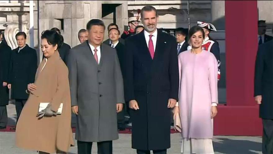 Los Reyes reciben al presidente Xi Jinping y a su esposa con honores militares