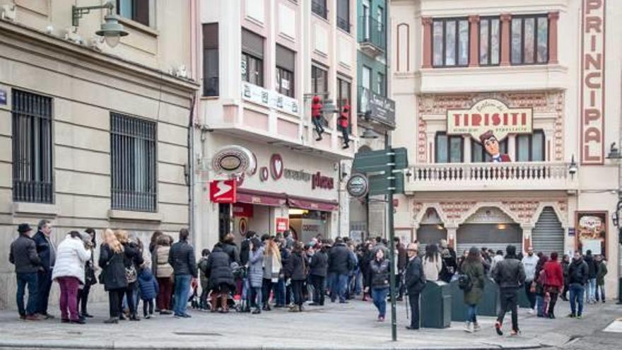 Multitud de visitantes forman estos días largas colas para ver el Belén de Tirisiti de Alcoy.