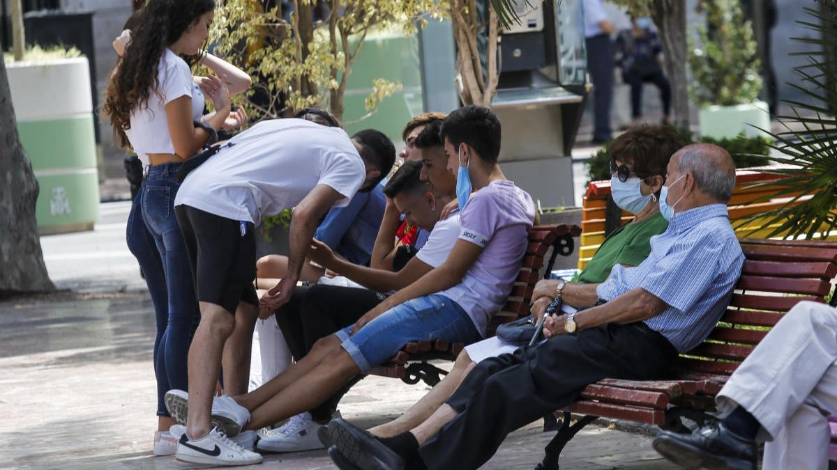 Gente en un parque de València.