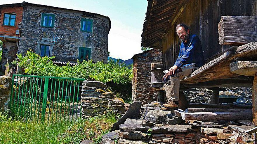 El arqueólogo Andrés Menéndez, sentando en una de las paneras más antiguas de San Emiliano. | Ana P. Paredes