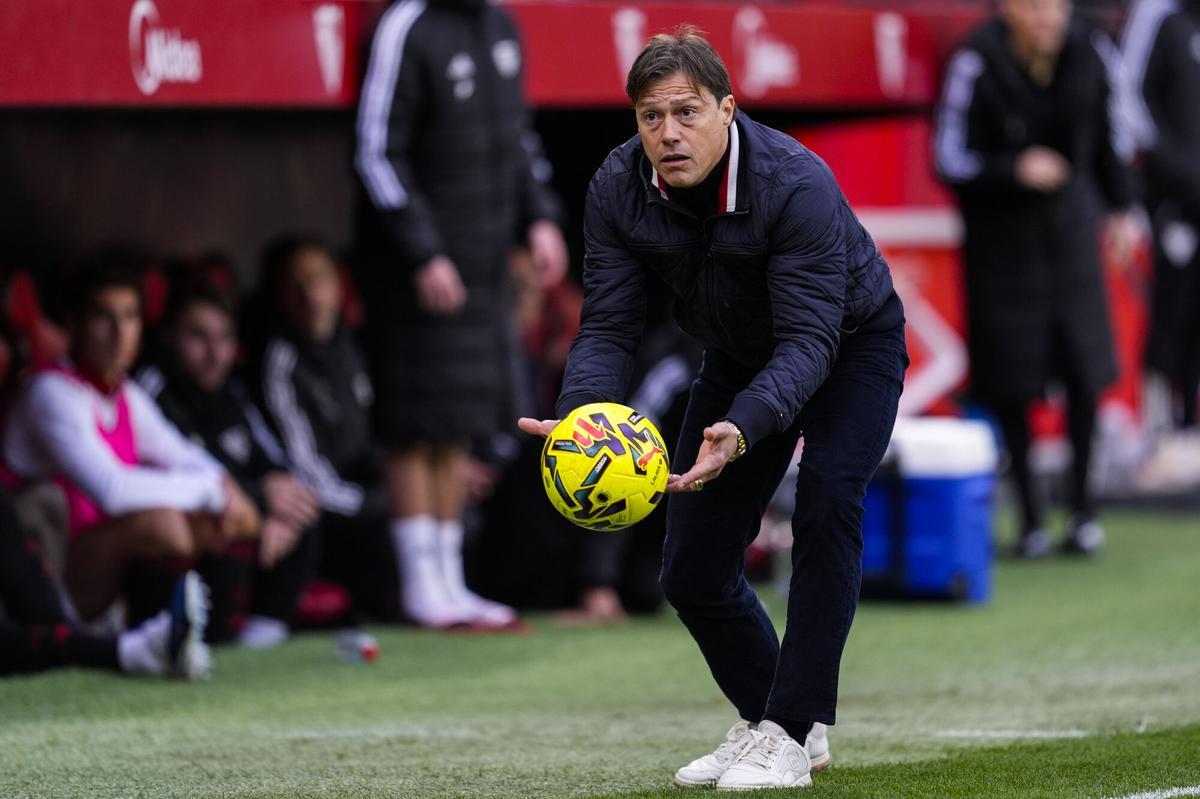 Matías Almeyda gesticula durante el partido de LaLiga EA Sports disputado entre el Sevilla FC y el Girona FC en el estadio Ramón Sánchez-Pizjuán