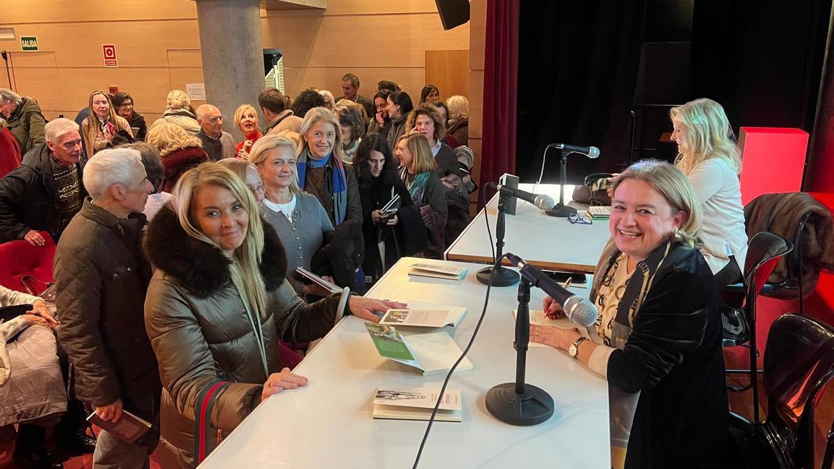 Carmen Casal durante la firma de libros.