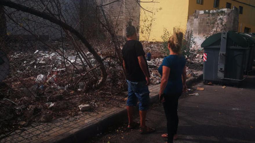 Denuncian un solar lleno de basura y ratas junto a un colegio