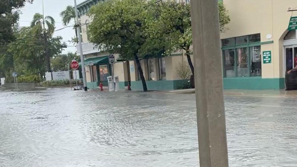 Una calle inundada durante el paso de Elsa por Key West.