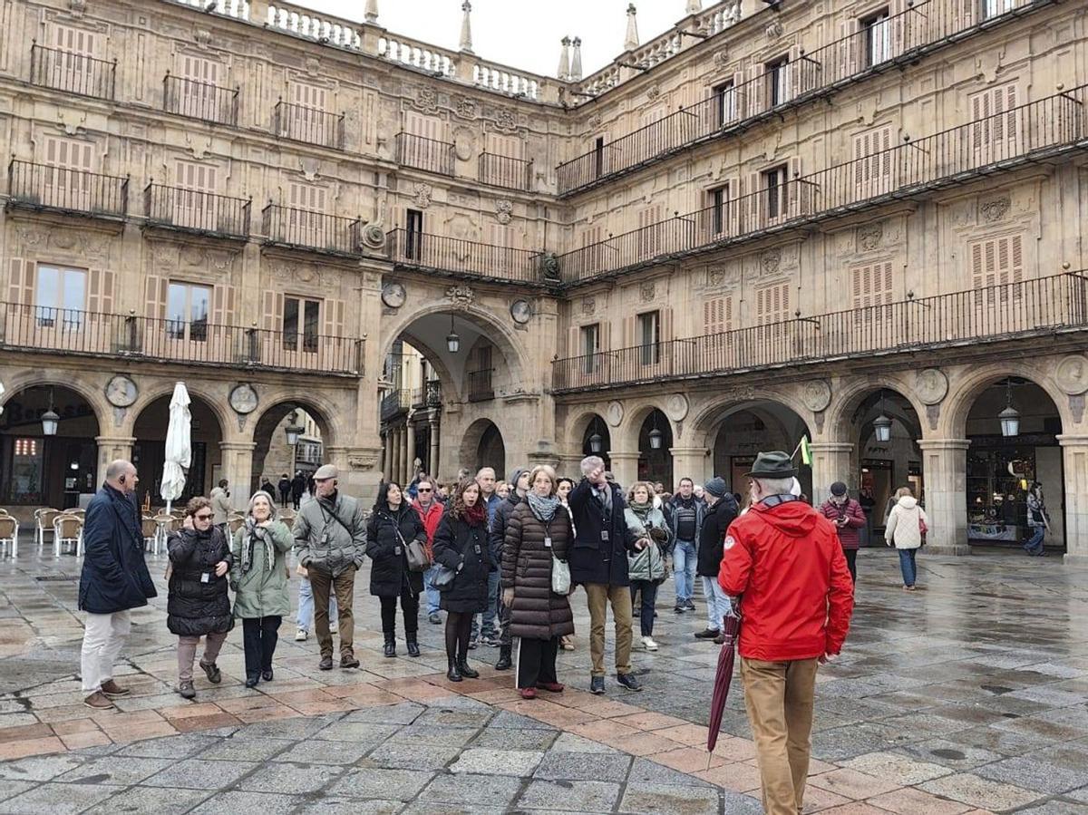 Los aficionados a la lectura de Villafáfila visitan la Plaza Mayor de la capital charra.  | CEDIDA
