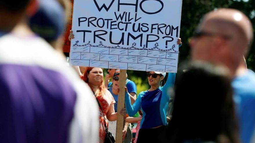 Protesta de detractores de Trump en Lynden (Washington). &quot;¿Quién nos protegerá de Trump?&quot;, preguntan, sobre un dibujo del muro con México.