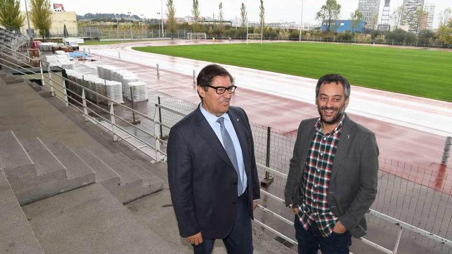 El rector de la UDC, Julio Abalde, y el alcalde, Xulio Ferreiro, ayer en la pistas de Elviña.