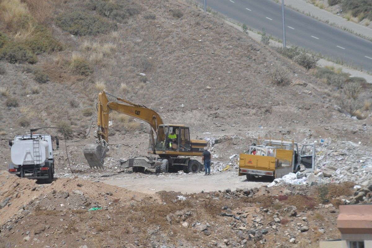 Retirada de la escombrera subida al Barrio de El Lasso