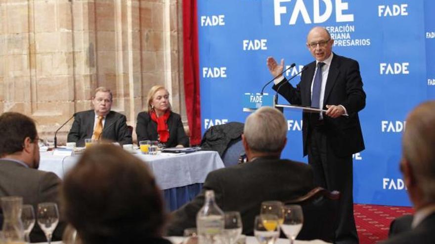 Cristóbal Montoro, de pie, durante el acto de ayer, con Severino García Vigón y Mercedes Fernández a su derecha.