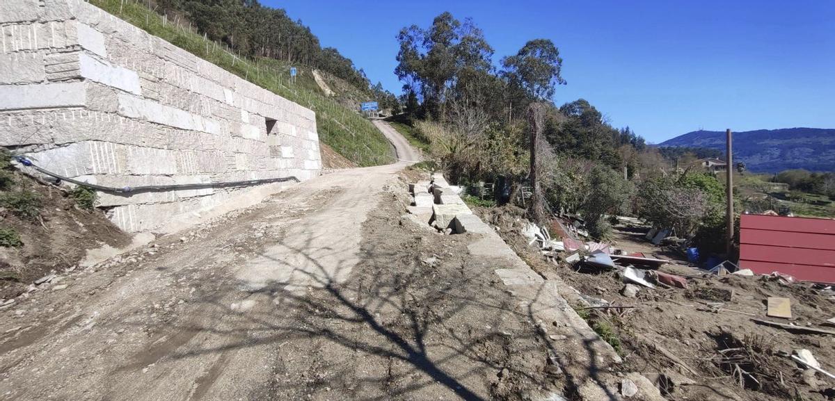 Nuevo muro de mampostería en el talud de la Autovía do Morrazo en A Xalde en Moaña. | SANTOS ÁLVAREZ