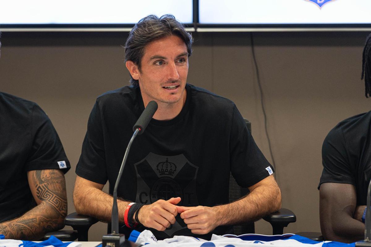 Presentación de tres fichajes del CD Tenerife: Pittón, Baba y Jorge Moreno Presentación de tres fichajes del CD Tenerife: Pittón, Baba y Jorge Moreno