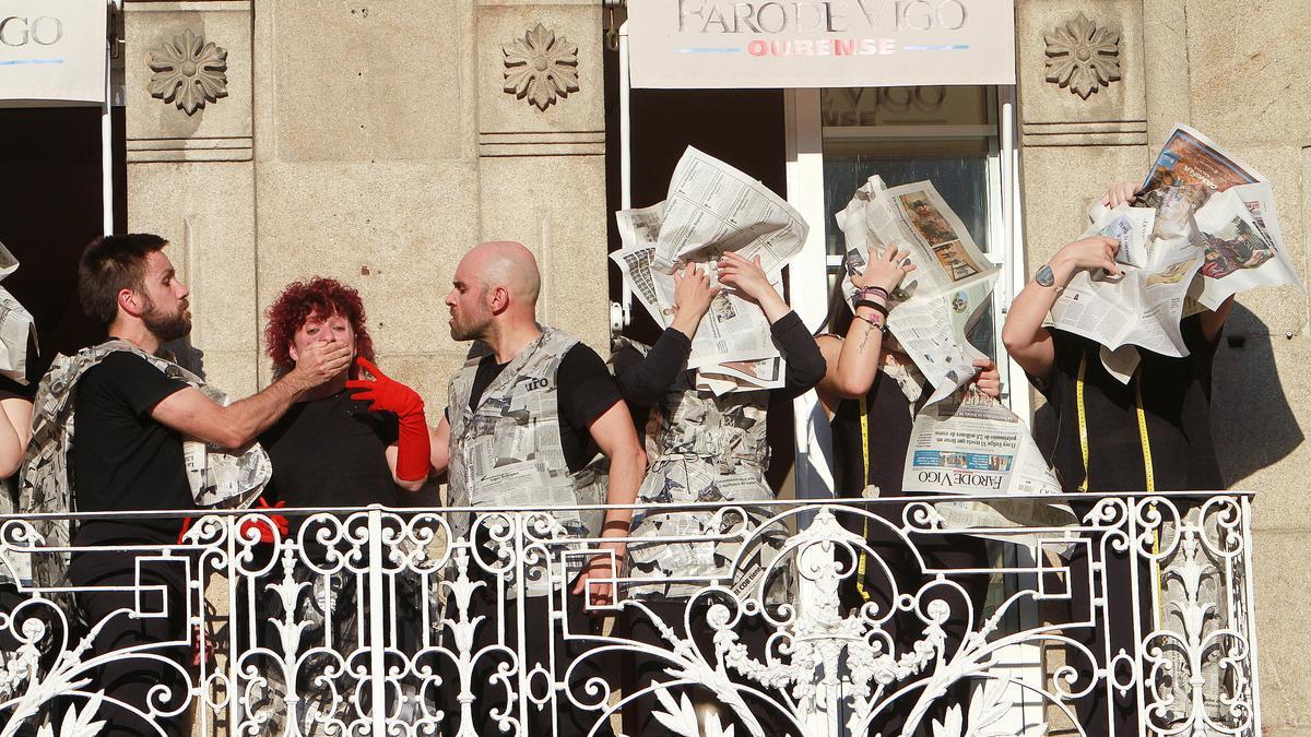 El grupo Rosaura, durante su 'performance' en el balcón de FARO en Ourense