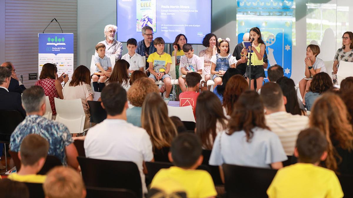 Una de las participantes de la final de 'Pequeños gigantes de la lectura', un juego de lectura en voz alta para escolares de Cuarto de Primaria celebrada en la Feria del Libro de Madrid.