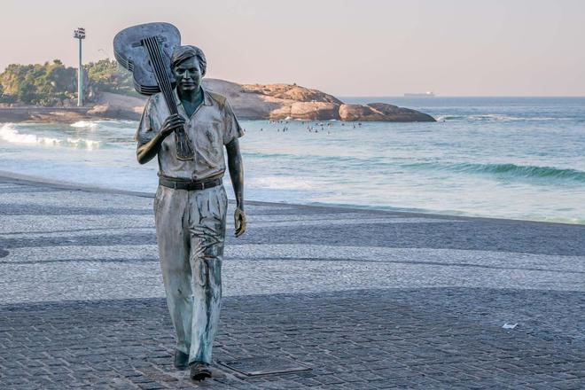 Tom Jobin, estatua en la playa de Ipanema