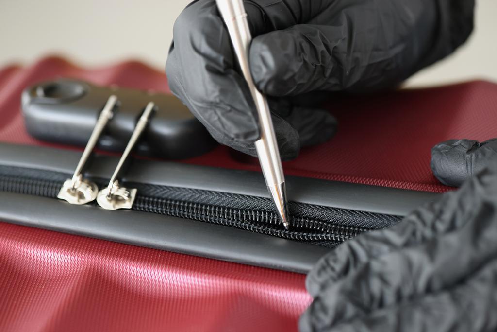 Los ladrones son capaces de abrir maletas sin romper la cremallera.