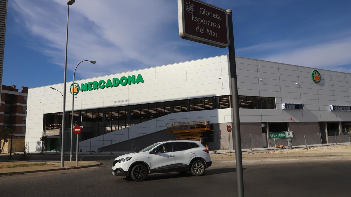 Fachada en obras del nuevo Mercadona