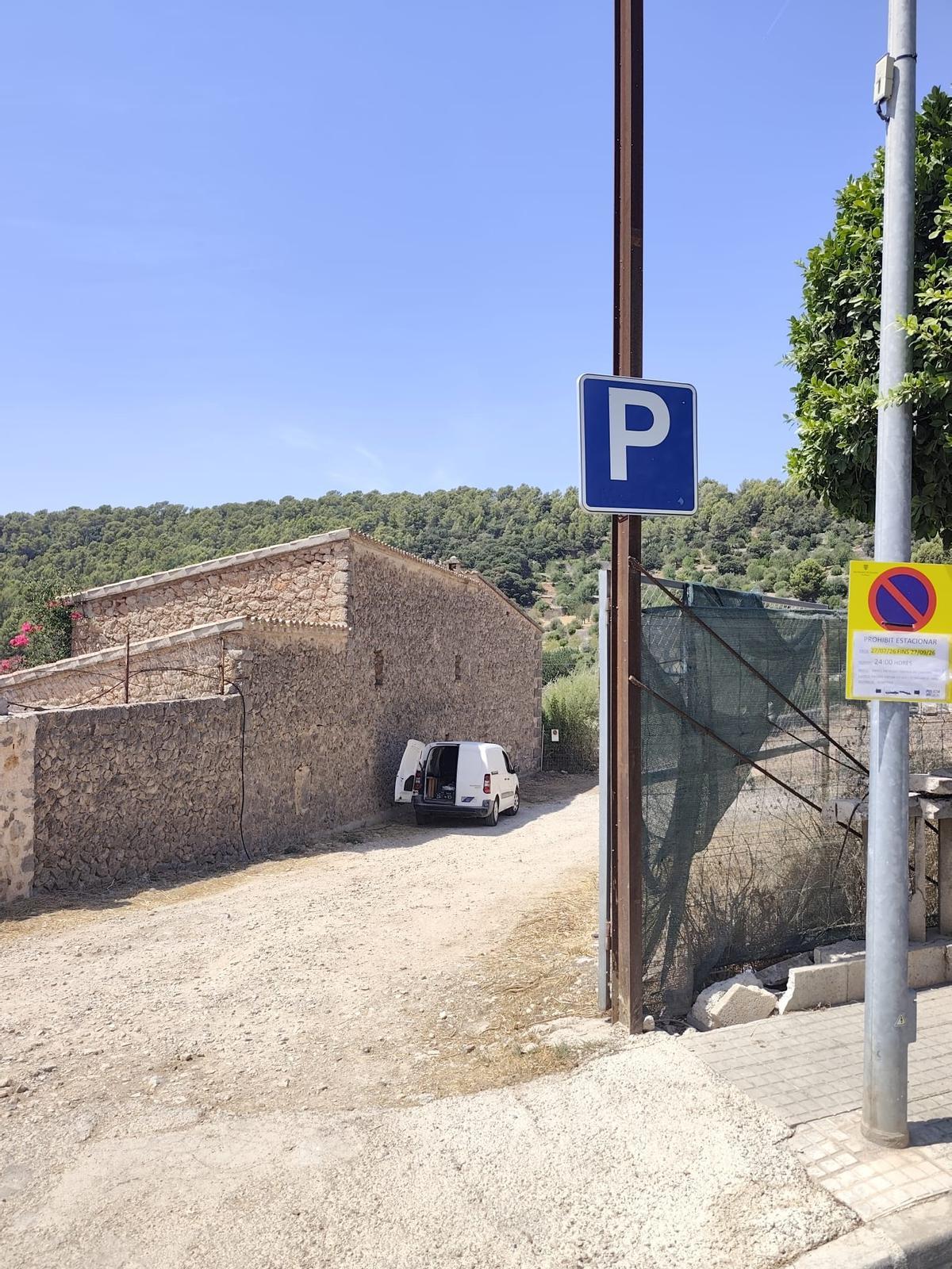 Entrada al nuevo descampado habilitado como aparcamiento en Bunyola, en Can Mas.